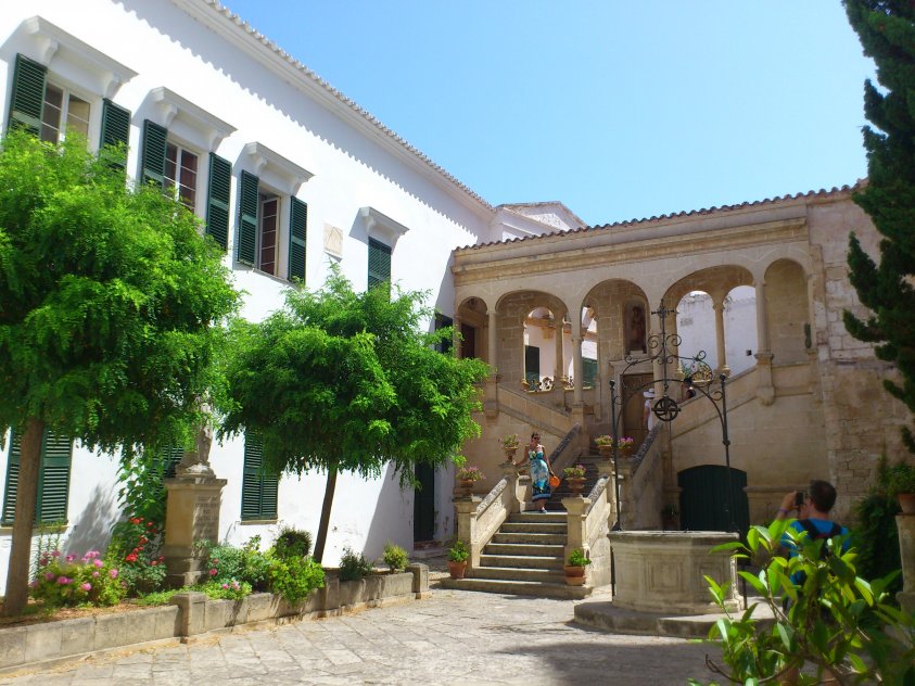 Palau Episcopal Courtyard