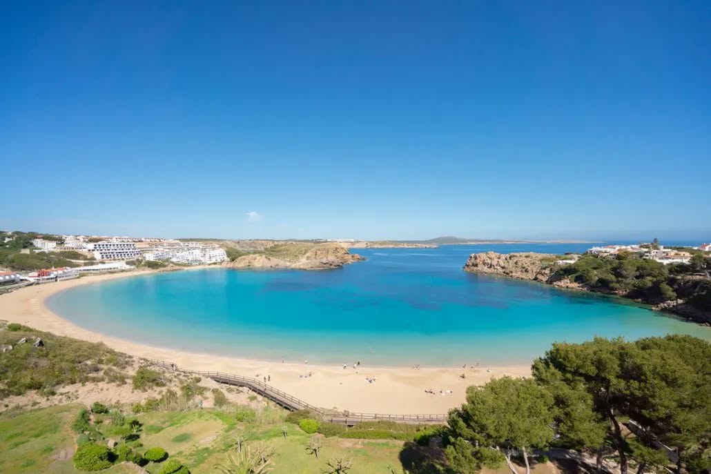 Qué hacer en Arenal den Castell, Menorca: Con niños, playas, barcos, rutas y consejos